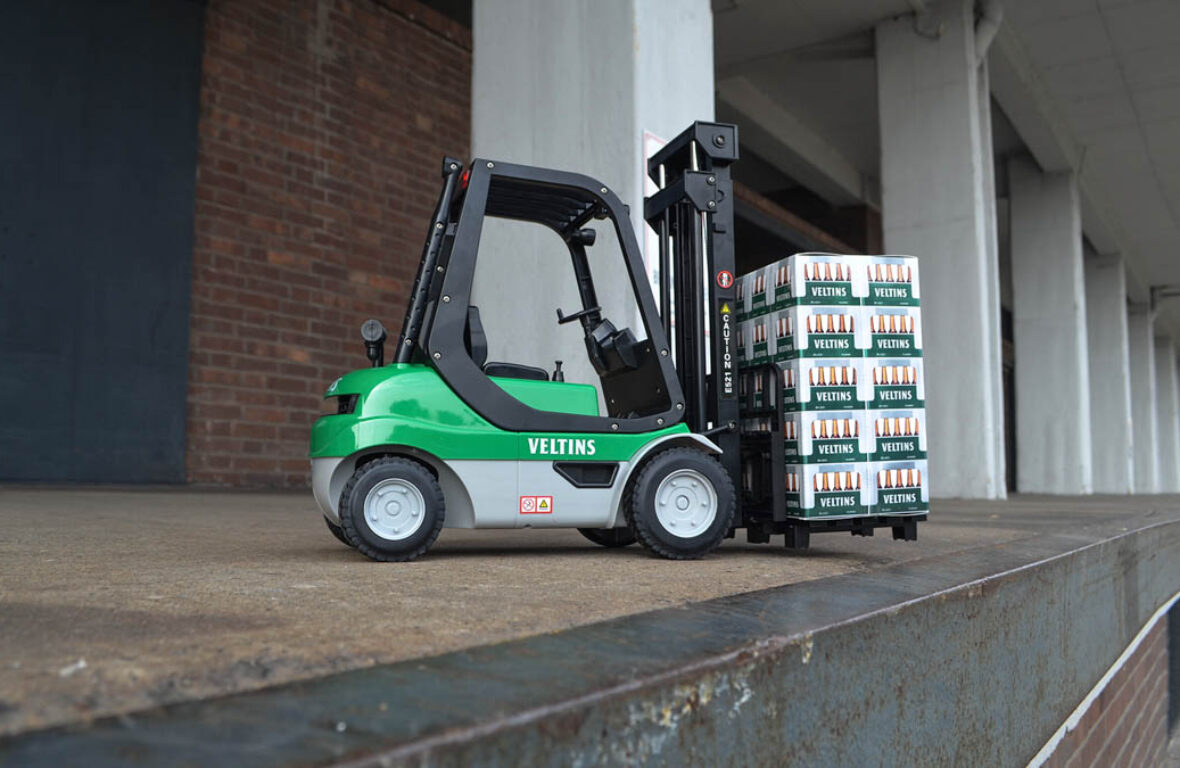 Werbemittel Sonderanfertigung, Veltins, Gabelstapler und Bierkästen aus Karton